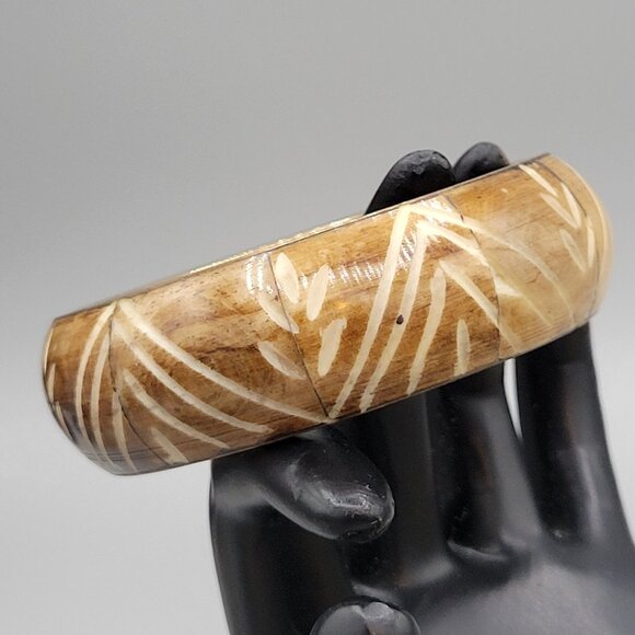 Hand Carved Stained Celluloid Bangle Bracelet Brass Metal Fits Up To 7 1/2" - Picture 1 of 7